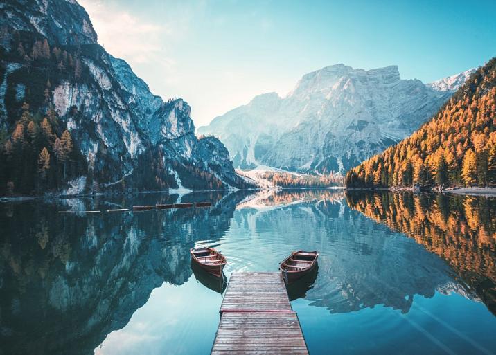 Boten op Braies meer in de Dolomieten, Italië