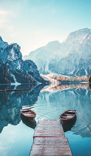 Boten op Braies meer in de Dolomieten, Italië
