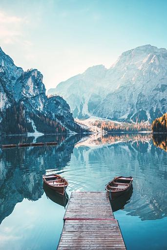 Boten op Braies meer in de Dolomieten, Italië