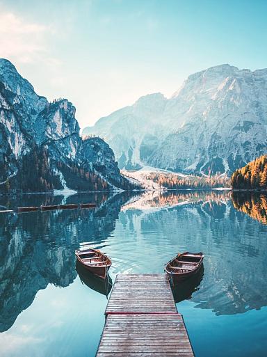 Boten op Braies meer in de Dolomieten, Italië