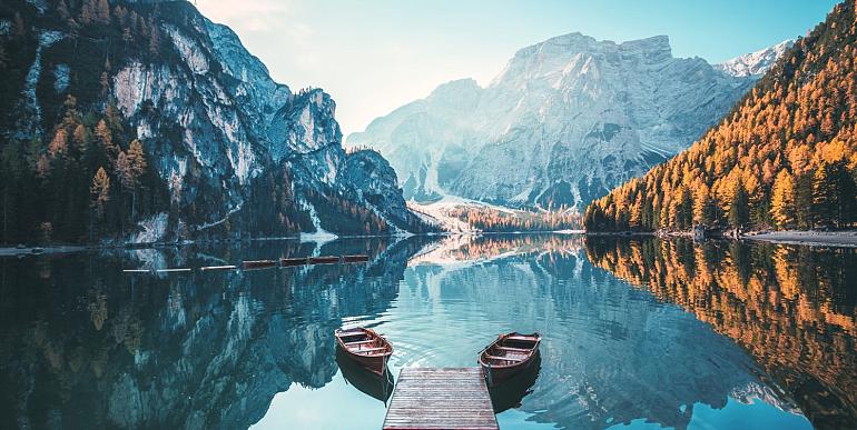 Boten op Braies meer in de Dolomieten, Italië