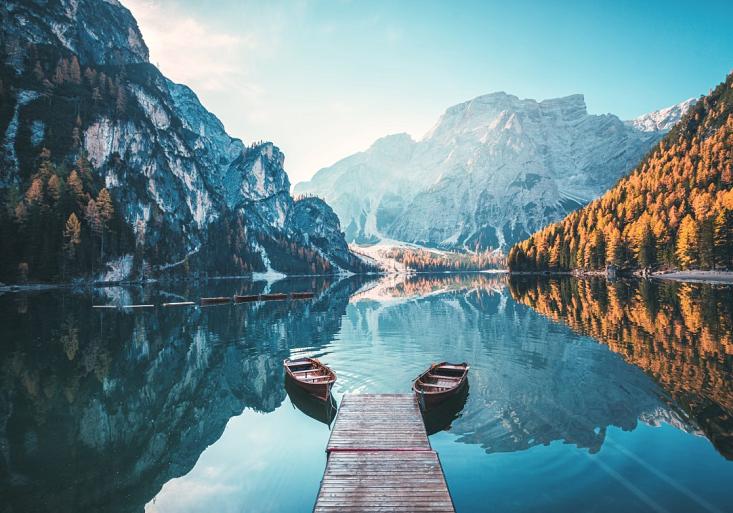 Boten op Braies meer in de Dolomieten, Italië