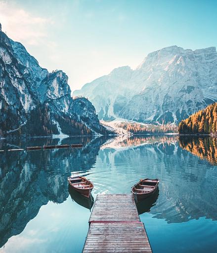 Boten op Braies meer in de Dolomieten, Italië