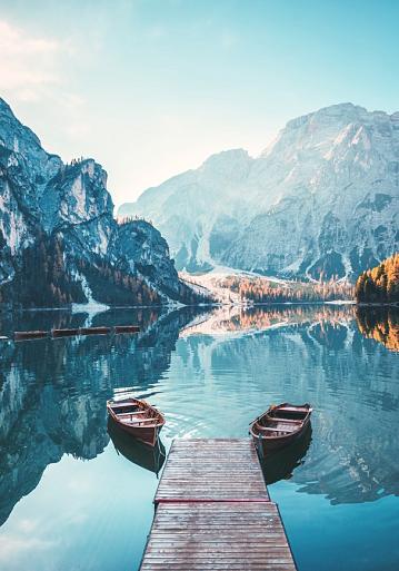 Boten op Braies meer in de Dolomieten, Italië