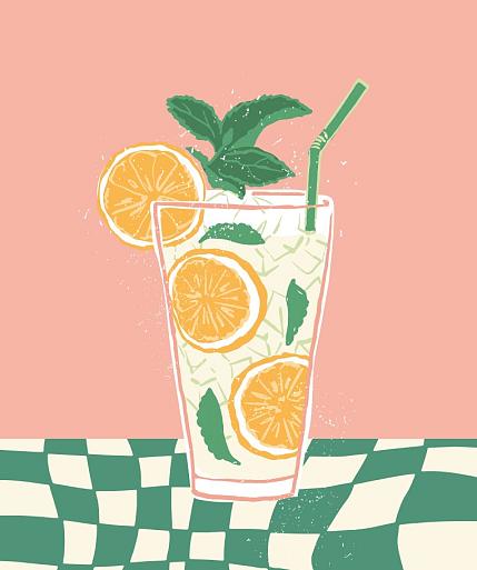 Cocktail met roze achtergrond