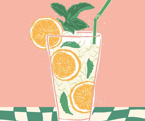 Cocktail met roze achtergrond