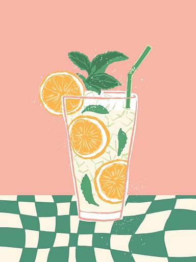 Cocktail met roze achtergrond