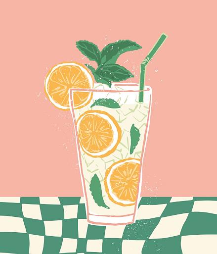 Cocktail met roze achtergrond