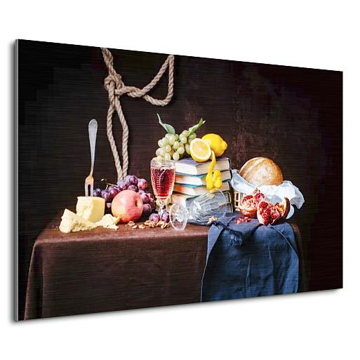 stilleven tafel met wijn en eten mock up aluminium liggend