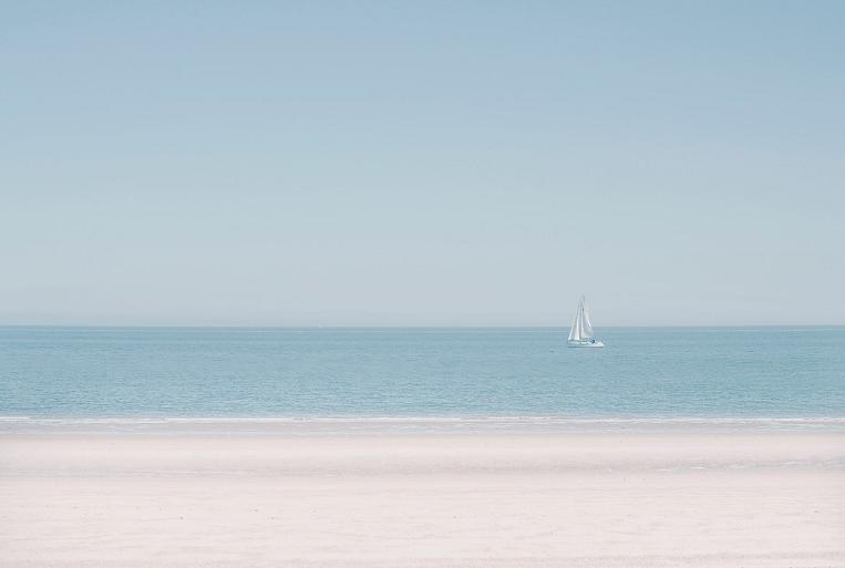 Zeilboot op zee