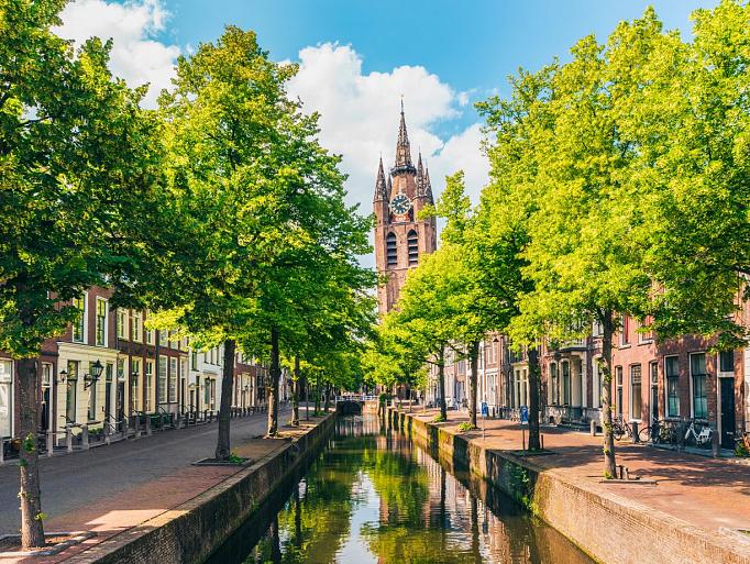 Gracht met scheve kerktoren, Oude Kerk, Delft