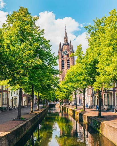 Gracht met scheve kerktoren, Oude Kerk, Delft