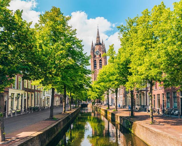 Gracht met scheve kerktoren, Oude Kerk, Delft