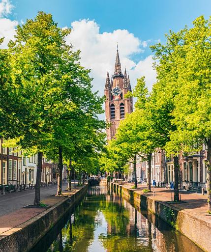 Gracht met scheve kerktoren, Oude Kerk, Delft