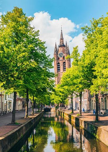 Gracht met scheve kerktoren, Oude Kerk, Delft