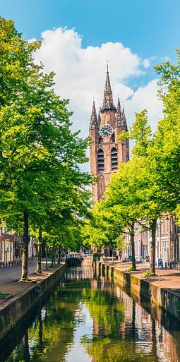 Gracht met scheve kerktoren, Oude Kerk, Delft