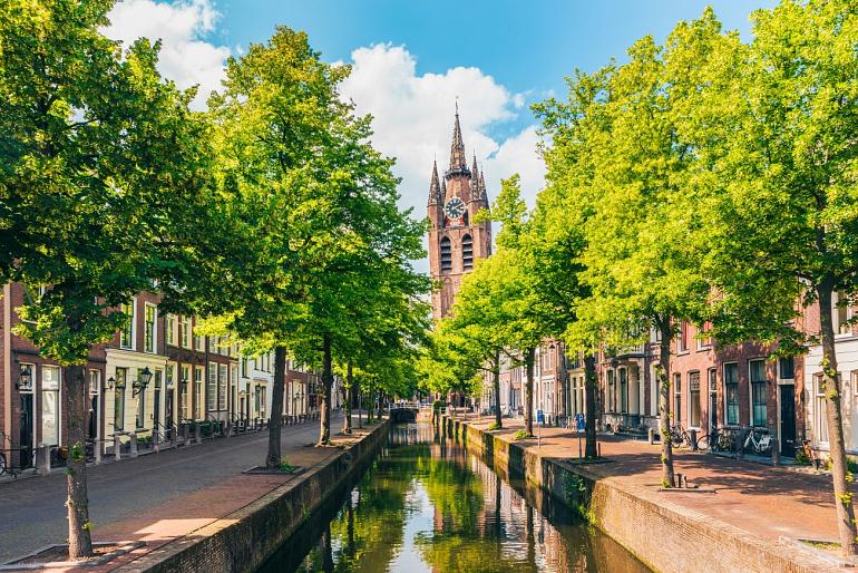 Gracht met scheve kerktoren, Oude Kerk, Delft
