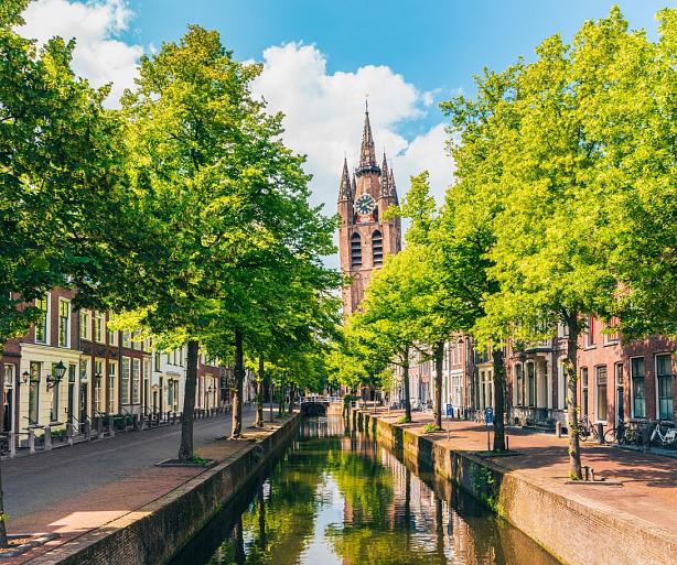 Gracht met scheve kerktoren, Oude Kerk, Delft
