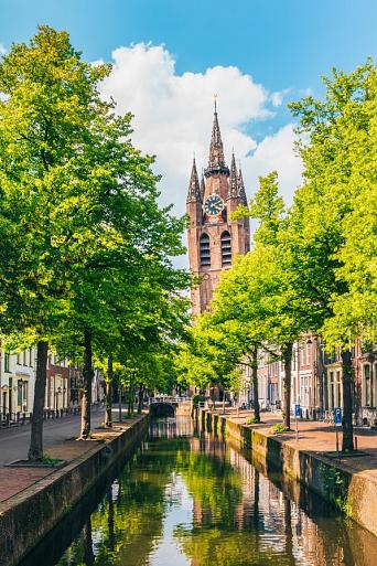 Gracht met scheve kerktoren, Oude Kerk, Delft