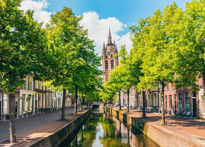 Gracht met scheve kerktoren, Oude Kerk, Delft
