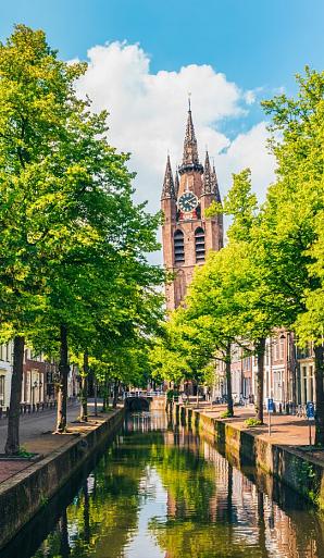 Gracht met scheve kerktoren, Oude Kerk, Delft