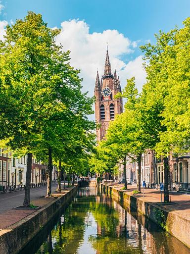 Gracht met scheve kerktoren, Oude Kerk, Delft