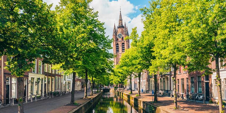 Gracht met scheve kerktoren, Oude Kerk, Delft