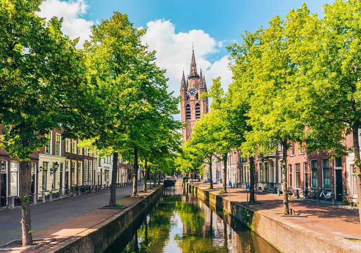Gracht met scheve kerktoren, Oude Kerk, Delft
