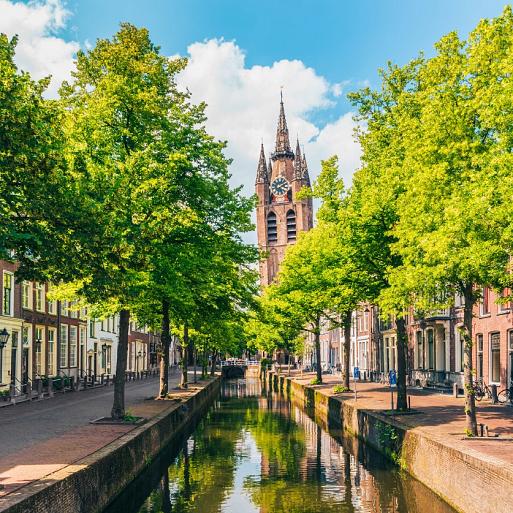 Gracht met scheve kerktoren, Oude Kerk, Delft