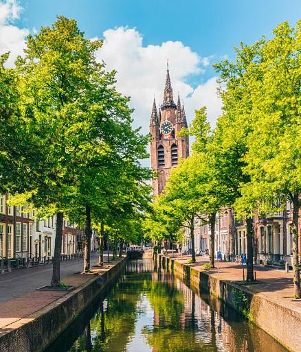Gracht met scheve kerktoren, Oude Kerk, Delft