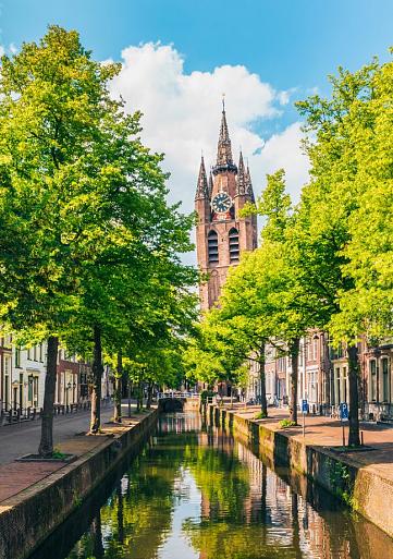 Gracht met scheve kerktoren, Oude Kerk, Delft