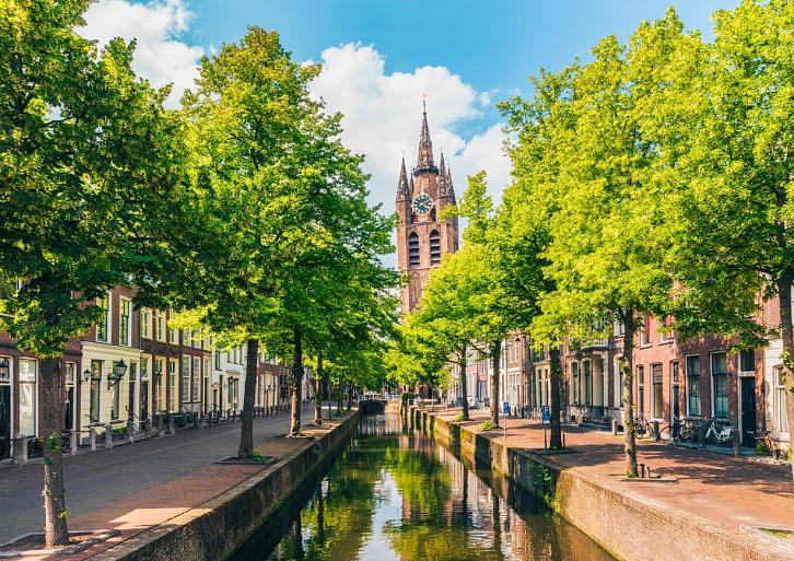 Gracht met scheve kerktoren, Oude Kerk, Delft