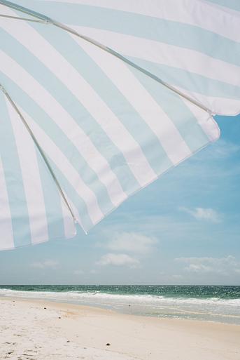 Blauw witte parasol op het strand