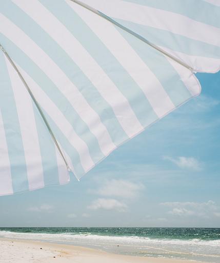 Blauw witte parasol op het strand