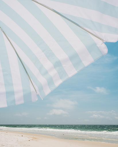 Blauw witte parasol op het strand