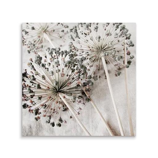 droge allium bloemen op beige stof mock up tegeltje vierkant