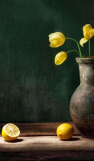 Stilleven citroen en tulp