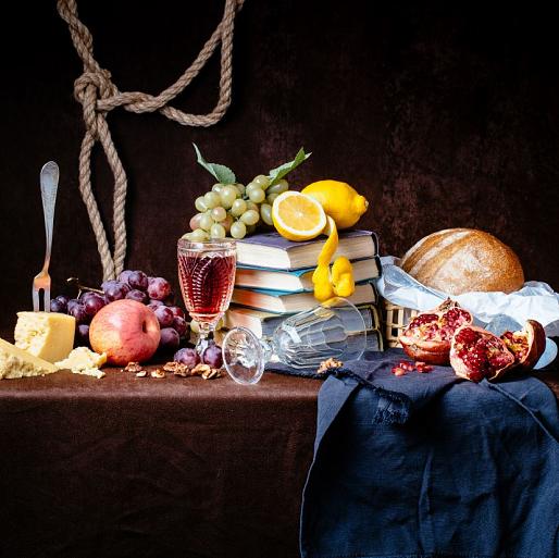 Stilleven tafel met wijn en eten
