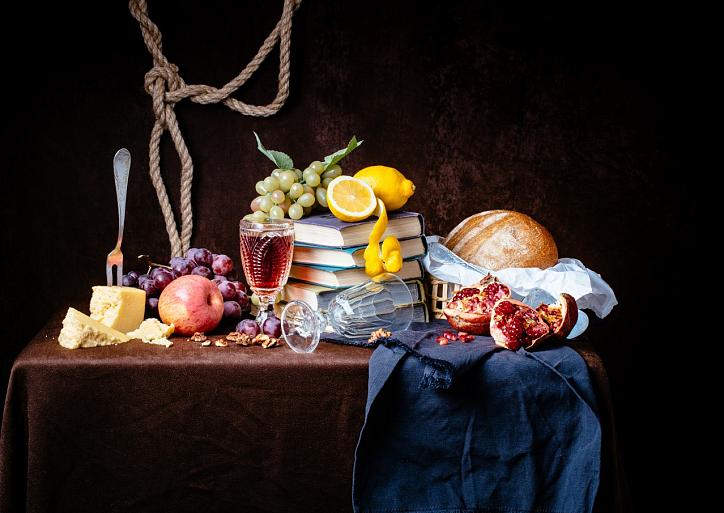 Stilleven tafel met wijn en eten